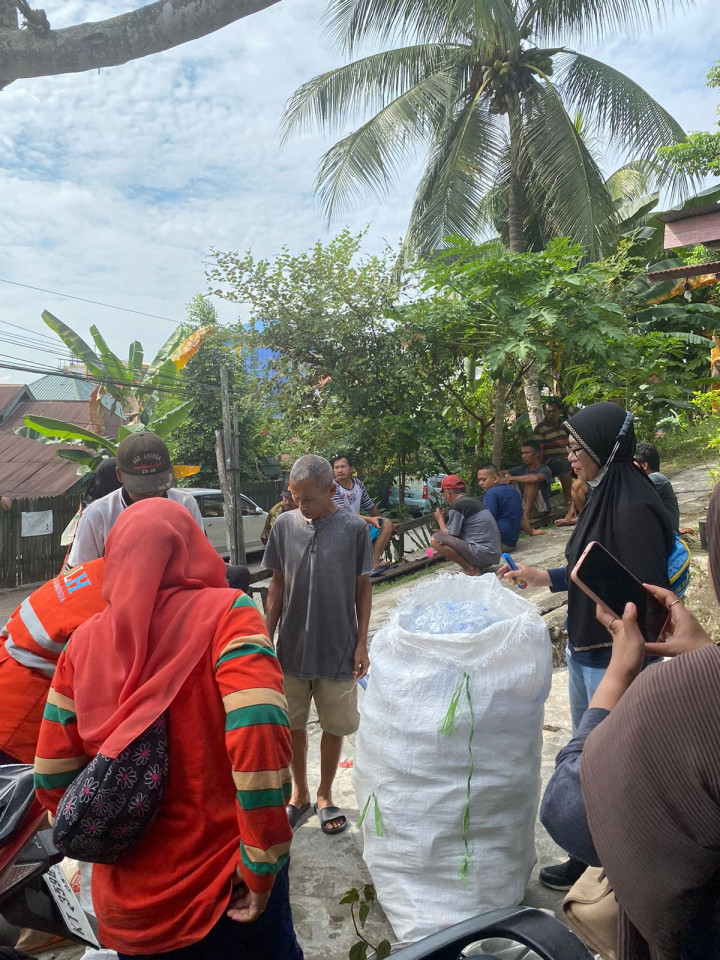 Kegiatan Edukasi kepada warga RT. 06 Kelurahan Bugis dalam Pemilihan Sampah Plastik Yang Bernilai