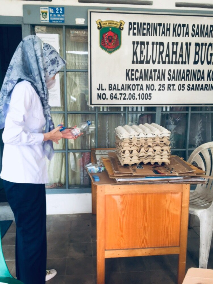 Pemilahan sampah plastik dan kardus serta piring telor