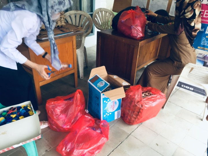 Pemilahan sampah plastik dan kardus serta piring telor