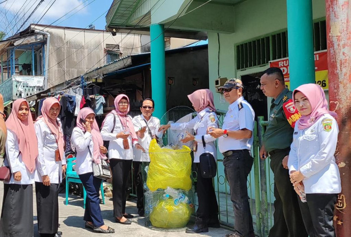 Pembinaan Kampung Salai bersama Camat Samarinda Kota beserta jajaran Kecamatan Samarinda kota di wilayah RT. 06 dan RT. 016 Kelurahan Bugis.