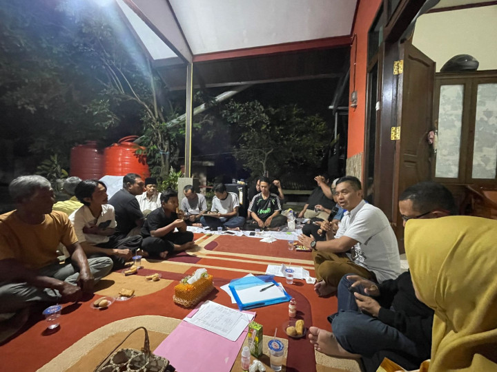 Rembuk Warga RT. 13 pada hari Selasa, 12 Desember 2023 pukul 20.00 sampai selesai dalam Penyusunan Probebaya 2024 -2025 dan Musrembang 2025
