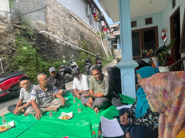 Rembuk Warga RT. 12 pada hari Sabtu, 16 Desember 2023 pukul 08.00 sampai selesai dalam Penyusunan Probebaya 2024 -2025 dan Musrembang 2025