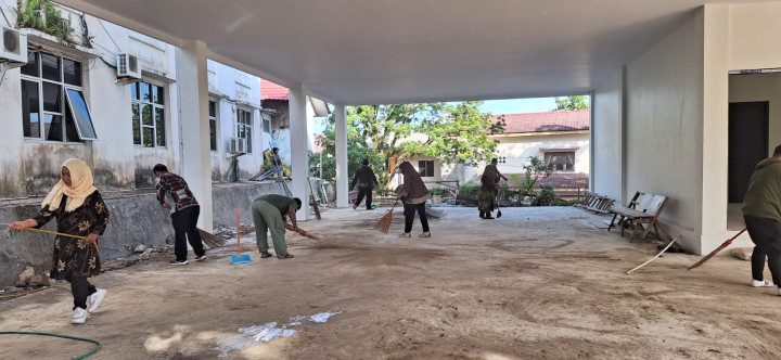 Kegiatan Gotong Royong gedung baru kelurahan bugis untuk melaksanakan kegiatan Rembuk Stunting dan Musrenbang Kota Samarinda