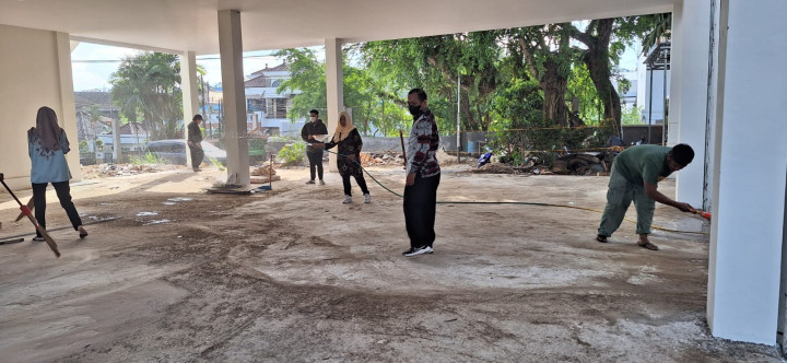 Kegiatan Gotong Royong gedung baru kelurahan bugis untuk melaksanakan kegiatan Rembuk Stunting dan Musrenbang Kota Samarinda