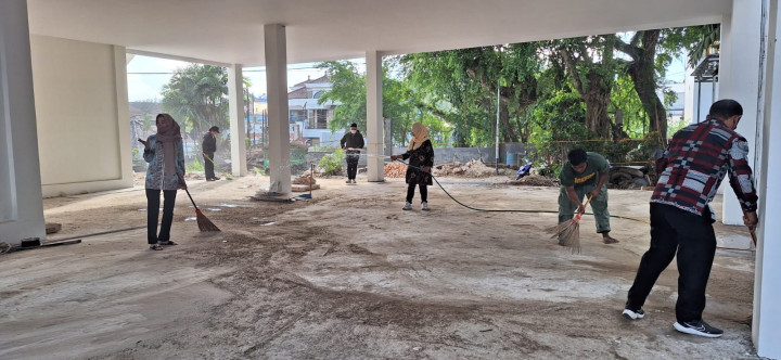 Kegiatan Gotong Royong gedung baru kelurahan bugis untuk melaksanakan kegiatan Rembuk Stunting dan Musrenbang Kota Samarinda