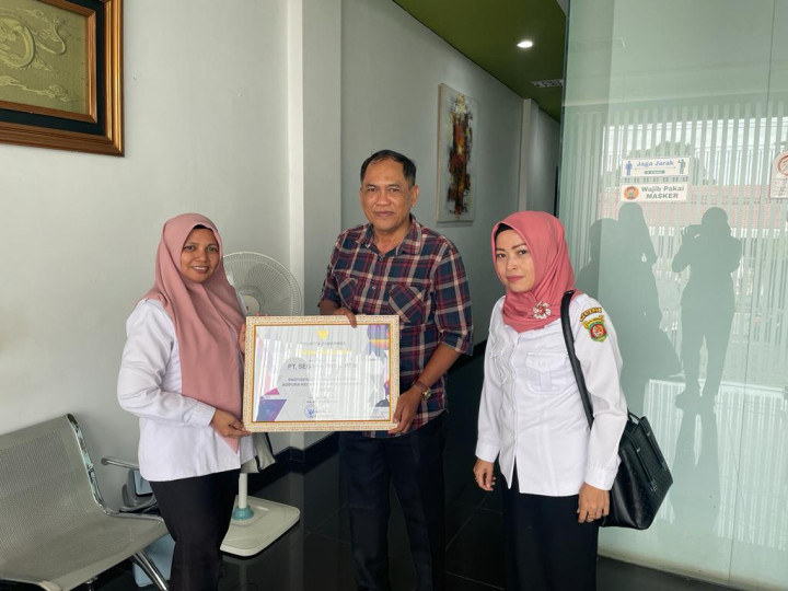 Penyerahan Piagam Penghargaan Adipura Kecamatan Kota Samarinda