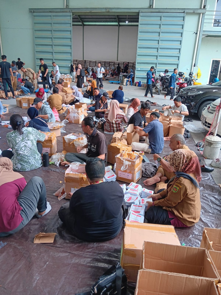 Kegiatan Penyotiran, Penghitungan, Pengesetan, dan Pengepakan Logistik Pemilu Tahun 2024