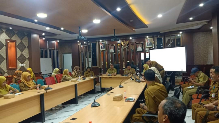 Menghadiri Rapat Penyelarasan Pelaksanaan Kegiatan Probebaya berdasarkan Inputan Probebaya di SIPD RI diruang Rapat Bappedalitbang Kota Samarinda