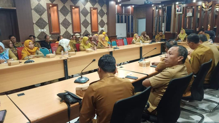 Menghadiri Rapat Penyelarasan Pelaksanaan Kegiatan Probebaya berdasarkan Inputan Probebaya di SIPD RI diruang Rapat Bappedalitbang Kota Samarinda