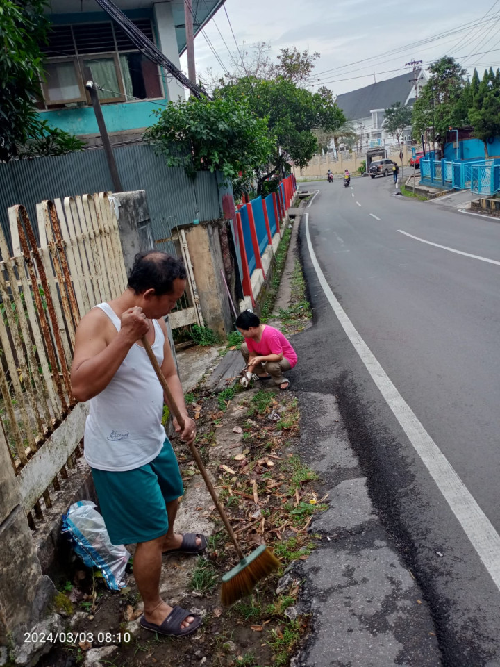 Kegiatan Sabtu Pagi Gotong Royong di Lingkungan RT. 07 Jalan WR. Soepratman