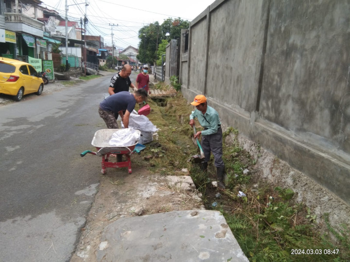 Kegiatan Sabtu Pagi Gotong Royong di Lingkungan RT. 08 Jalan Pirus