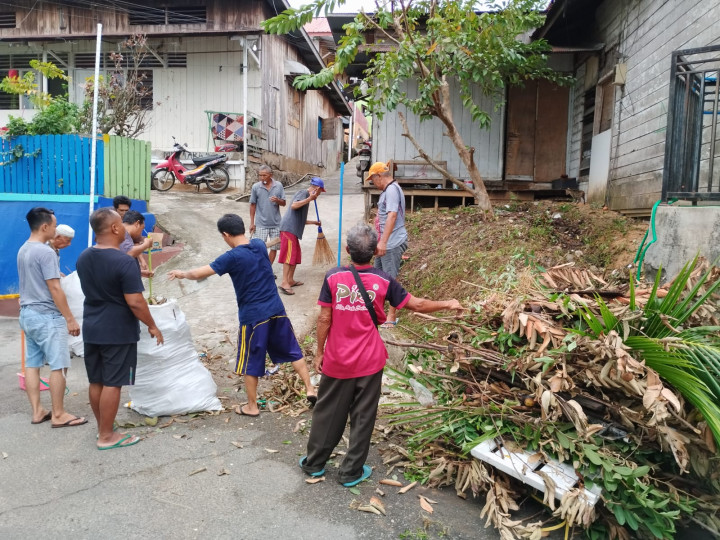 Kegiatan Sabtu Pagi Gotong Royong di Lingkungan RT. 13 Jalan KS. Tubun Gang 7