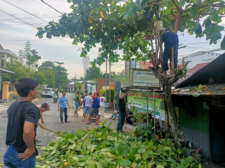Kegiatan Sabtu Pagi Gotong Royong di Lingkungan RT. 09 Jalan Milono