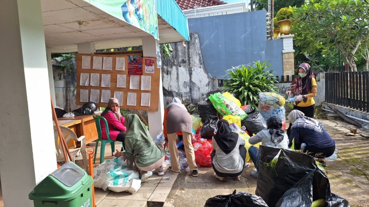 Kerja Bakti di Lingkungan Kelurahan Bugis Bersama PLH Lurah Bugis