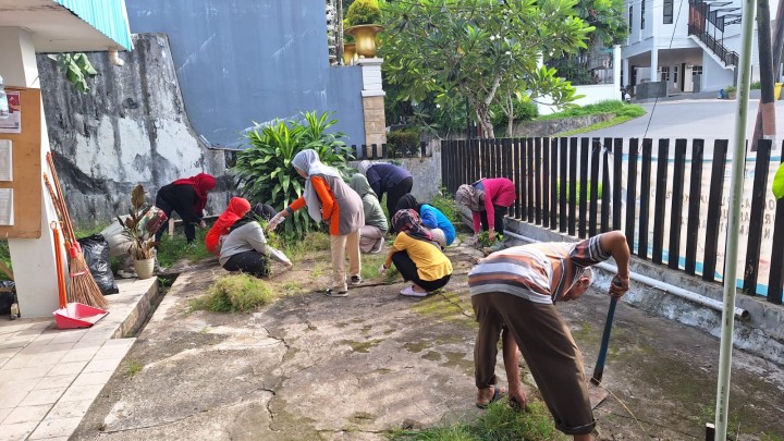 Kerja Bakti di Lingkungan Kelurahan Bugis Bersama PLH Lurah Bugis