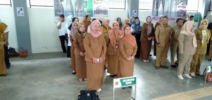 Apel Gabungan beserta penyerahan Barang Inventaris Kelurahan