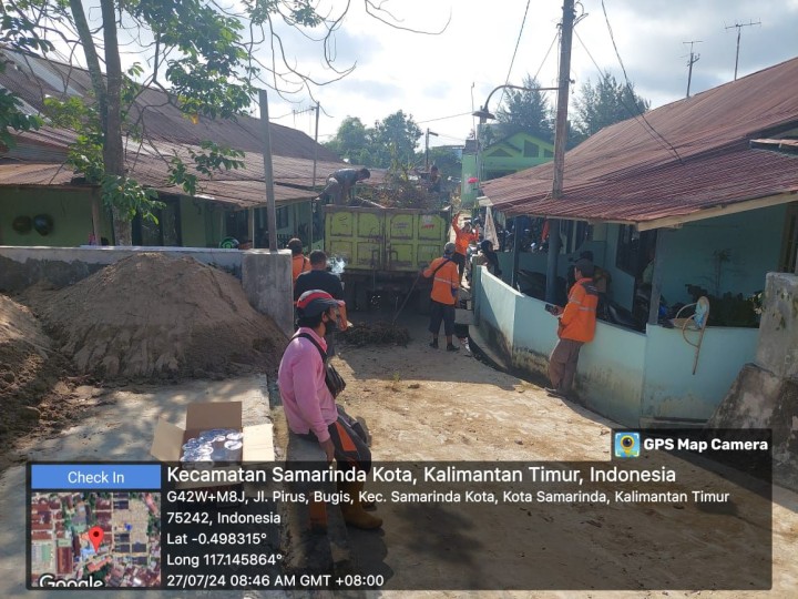 Kegiatan Gotong Royong di Lingkungan RT. 10 dan RT. 11 Kelurahan Bugis