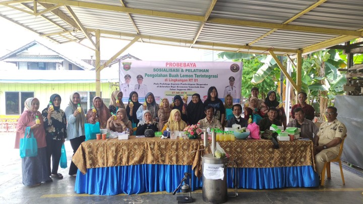 Sosialisasi dan Pelatihan Pengolahan Buah Lemon yang Terintegritas di Lingkungan RT. 01 Kelurahan Bugis