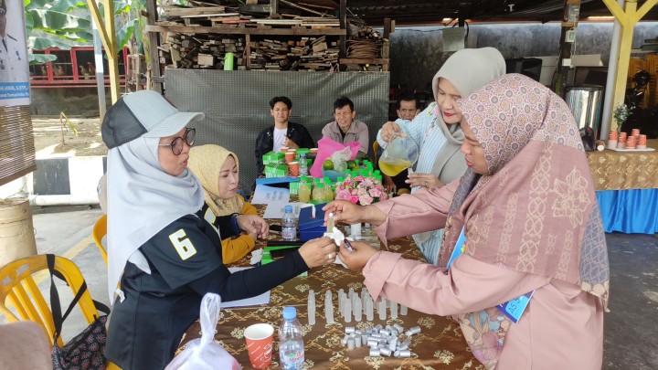 Sosialisasi dan Pelatihan Pengolahan Buah Lemon yang Terintegritas di Lingkungan RT. 01 Kelurahan Bugis