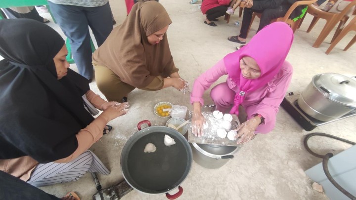 Sosialisasi dan Pelatihan Pembuatan Empek - Empek dilingkungan RT. 04 Kelurahan Bugis