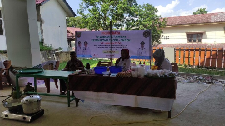 Sosialisasi dan Pelatihan Pembuatan Empek - Empek dilingkungan RT. 04 Kelurahan Bugis