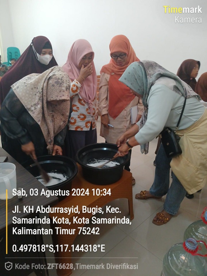 Sosialisasi dan pelatihan pembuatan deterjen dan pewangi yang diadakan di lingkungan RT.19 Kelurahan Bugis