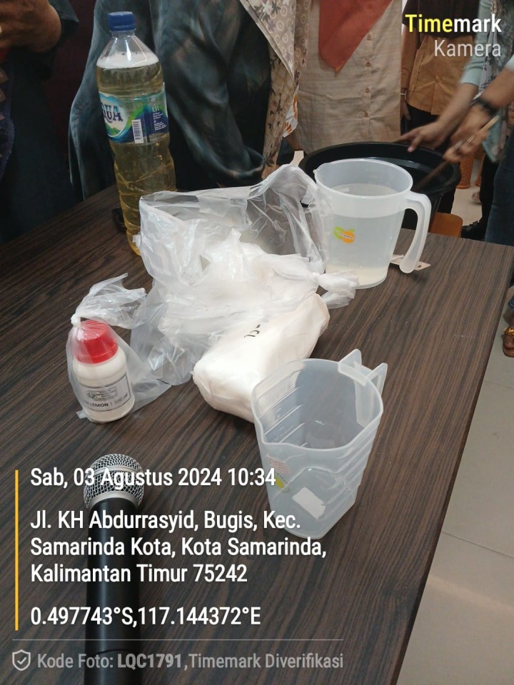 Sosialisasi dan pelatihan pembuatan deterjen dan pewangi yang diadakan di lingkungan RT.19 Kelurahan Bugis
