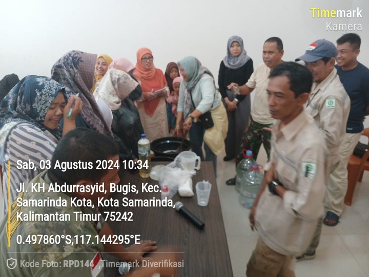 Sosialisasi dan pelatihan pembuatan deterjen dan pewangi yang diadakan di lingkungan RT.19 Kelurahan Bugis