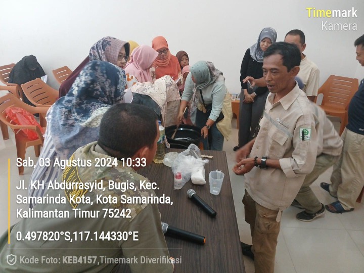 Sosialisasi dan pelatihan pembuatan deterjen dan pewangi yang diadakan di lingkungan RT.19 Kelurahan Bugis