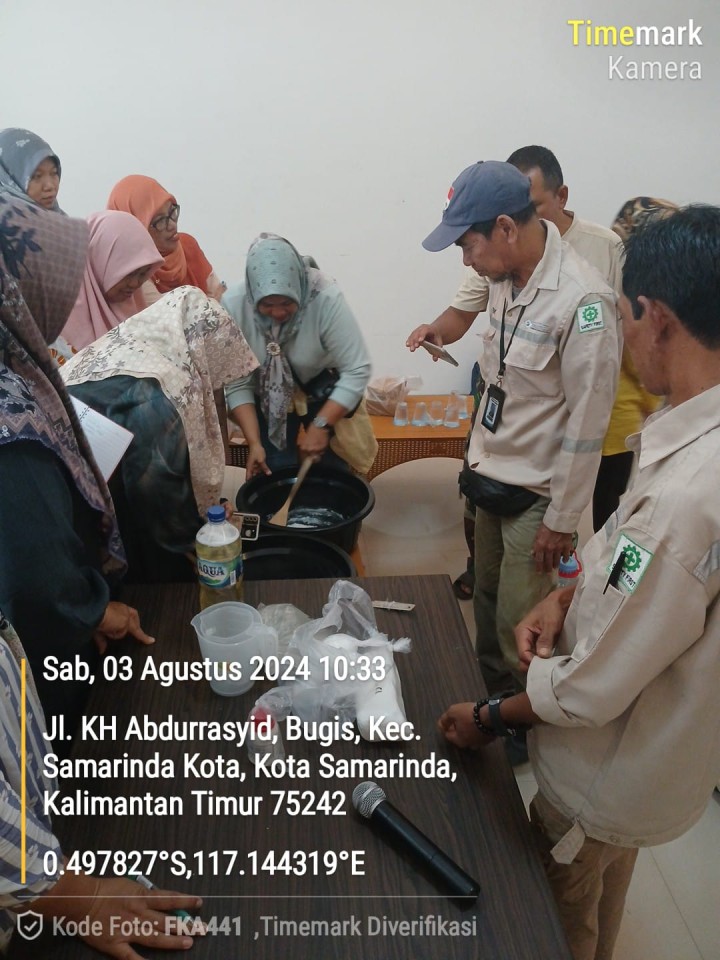 Sosialisasi dan pelatihan pembuatan deterjen dan pewangi yang diadakan di lingkungan RT.19 Kelurahan Bugis
