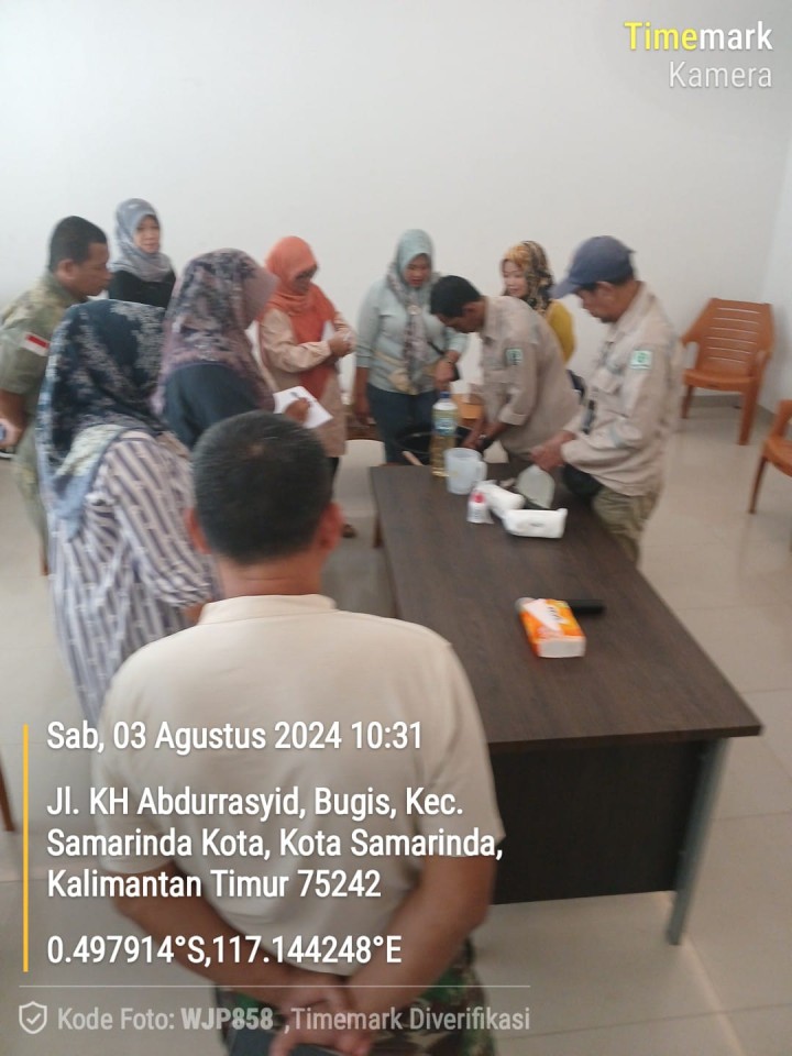 Sosialisasi dan pelatihan pembuatan deterjen dan pewangi yang diadakan di lingkungan RT.19 Kelurahan Bugis