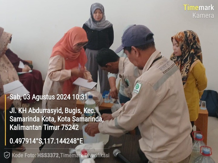 Sosialisasi dan pelatihan pembuatan deterjen dan pewangi yang diadakan di lingkungan RT.19 Kelurahan Bugis