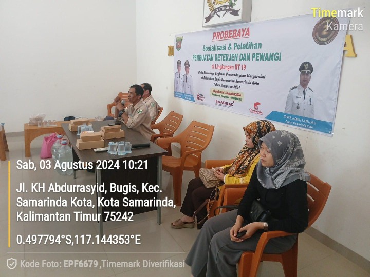 Sosialisasi dan pelatihan pembuatan deterjen dan pewangi yang diadakan di lingkungan RT.19 Kelurahan Bugis