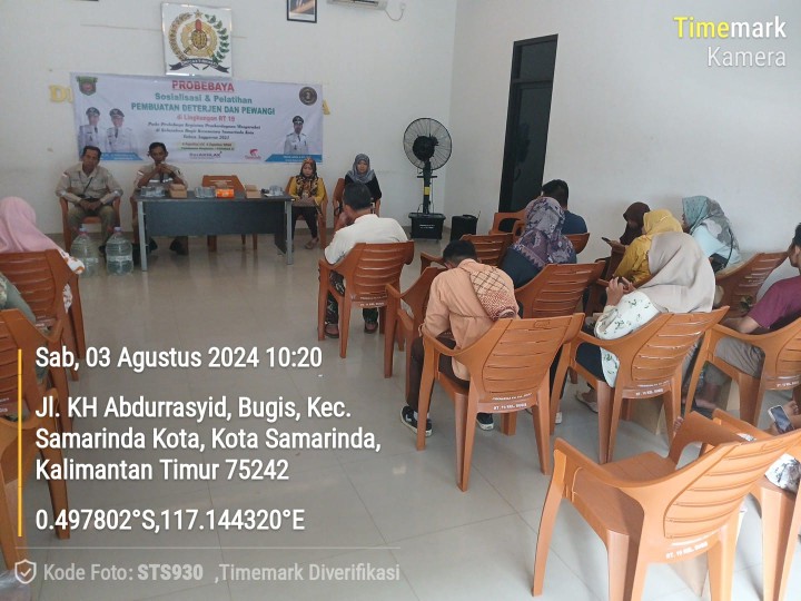 Sosialisasi dan pelatihan pembuatan deterjen dan pewangi yang diadakan di lingkungan RT.19 Kelurahan Bugis