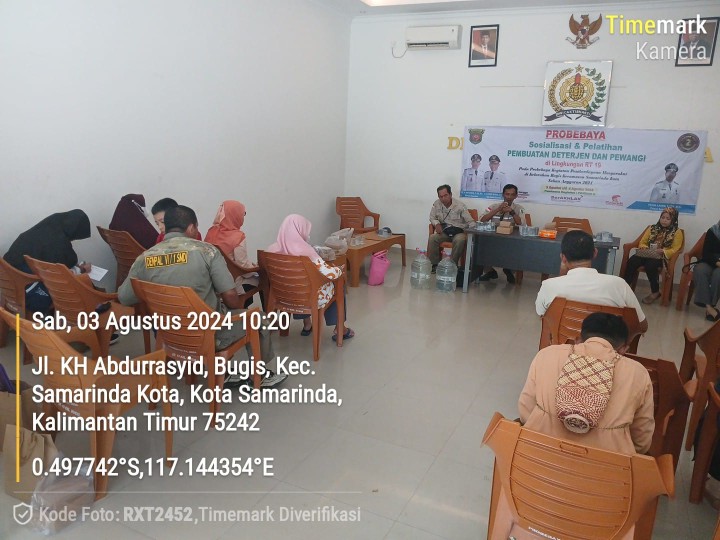 Sosialisasi dan pelatihan pembuatan deterjen dan pewangi yang diadakan di lingkungan RT.19 Kelurahan Bugis