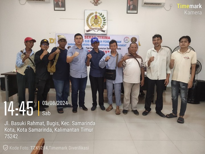 Serah terima barang sub kegiatan pembangunan sarana prasarana dan pemberdayaan masyarakat di lingkungan RT se-Kelurahan Bugis