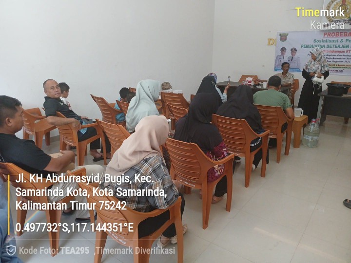 Penutupan Sosialisasi dan pelatihan pembuatan deterjen dan pewangi di lingkungan RT.19 Kelurahan Bugis