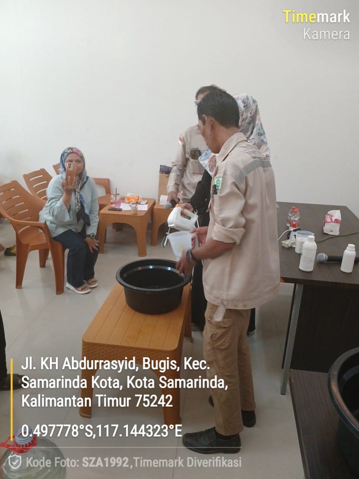 Penutupan Sosialisasi dan pelatihan pembuatan deterjen dan pewangi di lingkungan RT.19 Kelurahan Bugis