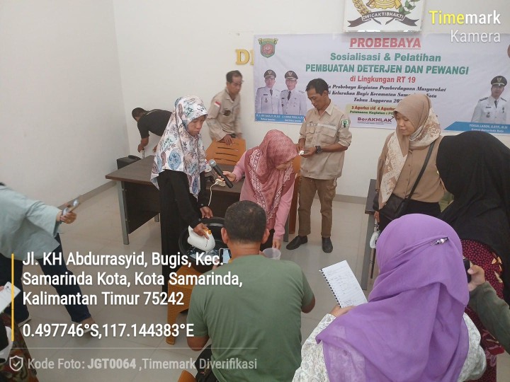 Penutupan Sosialisasi dan pelatihan pembuatan deterjen dan pewangi di lingkungan RT.19 Kelurahan Bugis