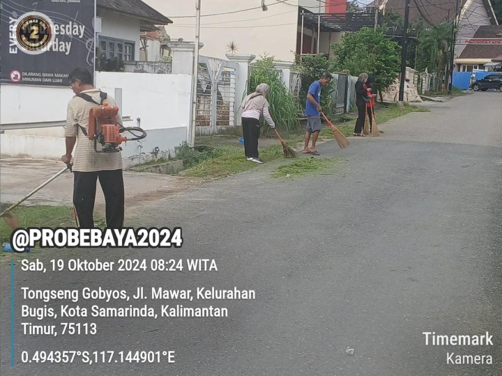 Kegiatan Gotong Royong RT. 05 dan RT. 08 di Lingkungan Kelurahan Bugis