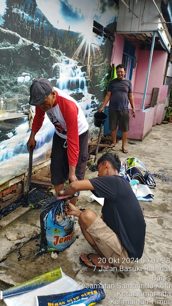 Kegiatan Gotong Royong RT. 02 di Lingkungan Kelurahan Bugis