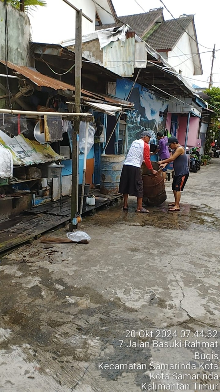 Kegiatan Gotong Royong RT. 02 di Lingkungan Kelurahan Bugis
