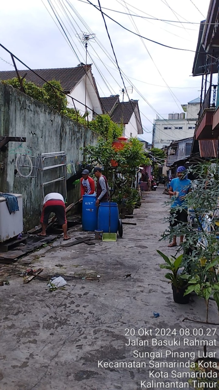 Kegiatan Gotong Royong RT. 02 di Lingkungan Kelurahan Bugis