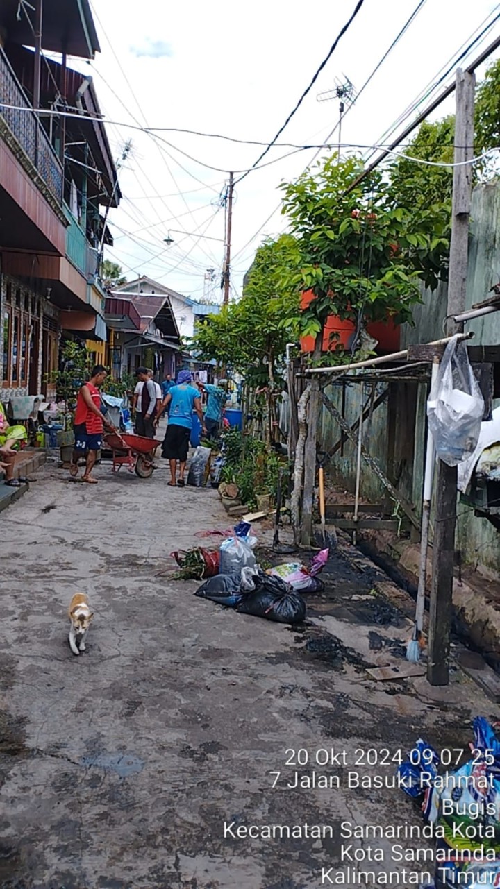 Kegiatan Gotong Royong RT. 02 di Lingkungan Kelurahan Bugis
