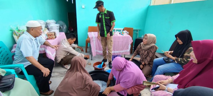 Sosialisasi dan Pelatihan Pembuatan Sabun Deterjen di lingkungan RT 16 Kelurahan Bugis