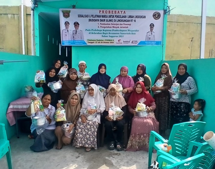 Sosialisasi dan Pelatihan Pembuatan Sabun Deterjen di lingkungan RT 16 Kelurahan Bugis