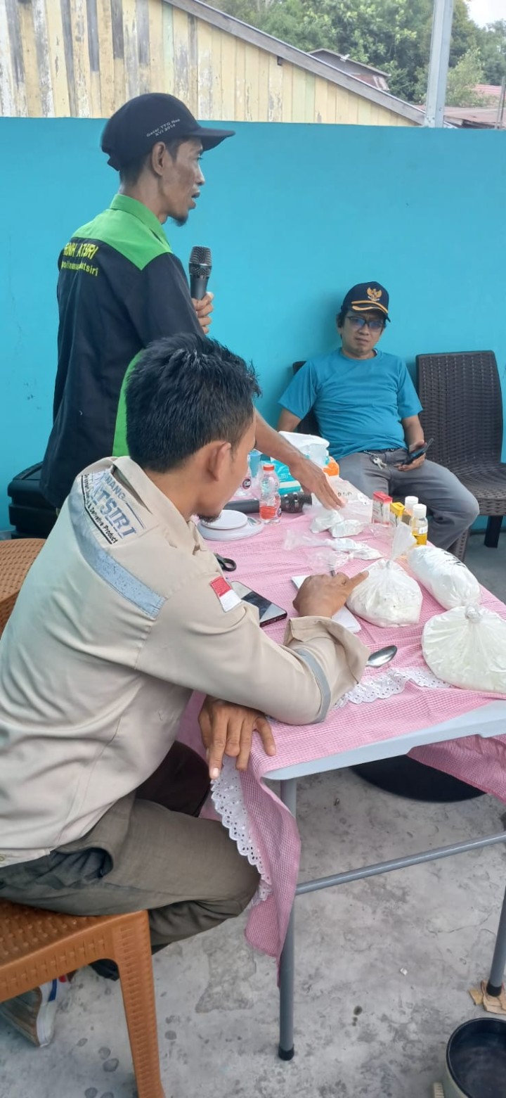 Sosialisasi dan Pelatihan Pembuatan Sabun Deterjen di lingkungan RT 16 Kelurahan Bugis