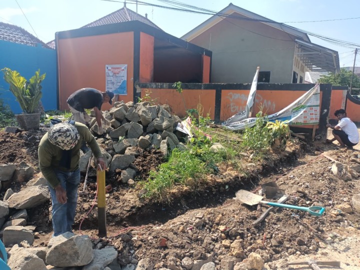 Kegiatan Penurapan Bak Sampah RT. 09 Lingkungan Kelurahan Bugis