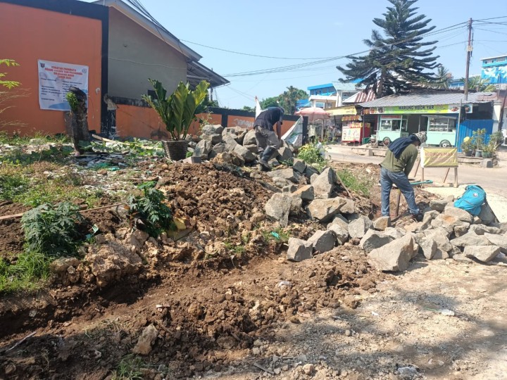 Kegiatan Penurapan Bak Sampah RT. 09 Lingkungan Kelurahan Bugis