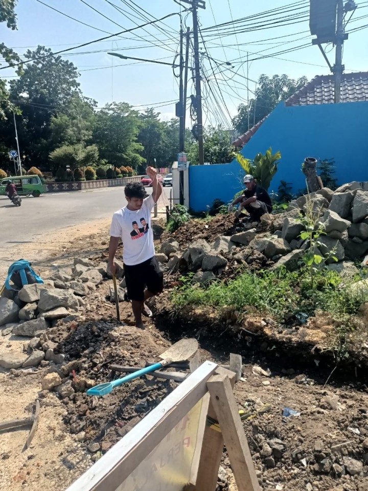 Kegiatan Penurapan Bak Sampah RT. 09 Lingkungan Kelurahan Bugis